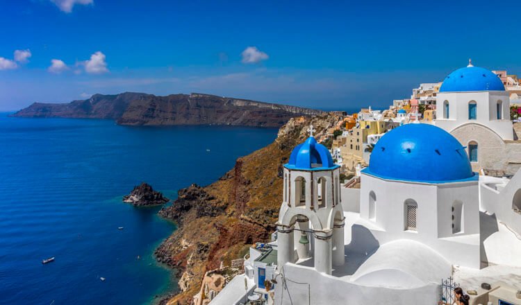 Best Travel Destinations in July : Santorini, Greece