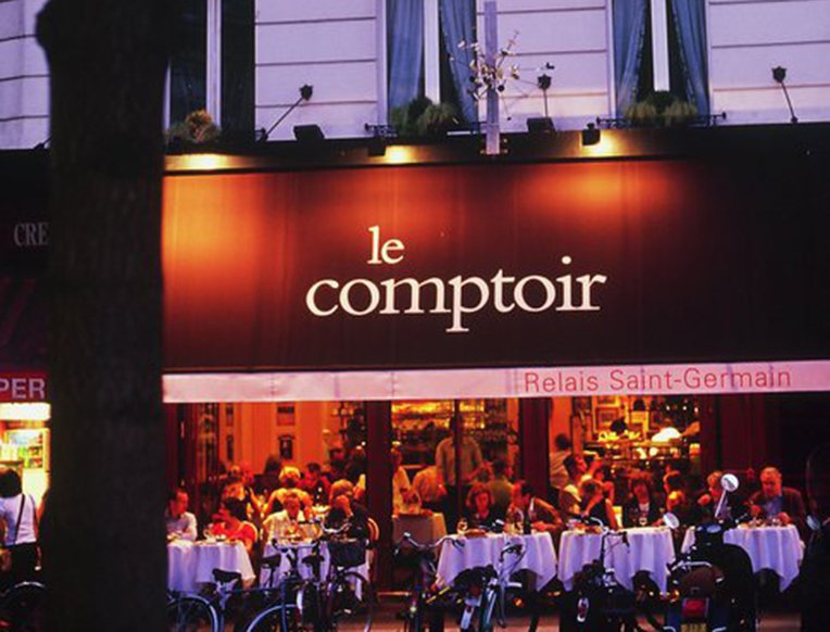 devant Le Comptoir du Relais